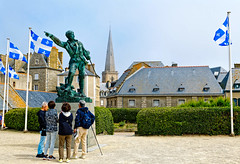 Statue de Surcouf, Saint-Malo, France - Photo of Langrolay-sur-Rance