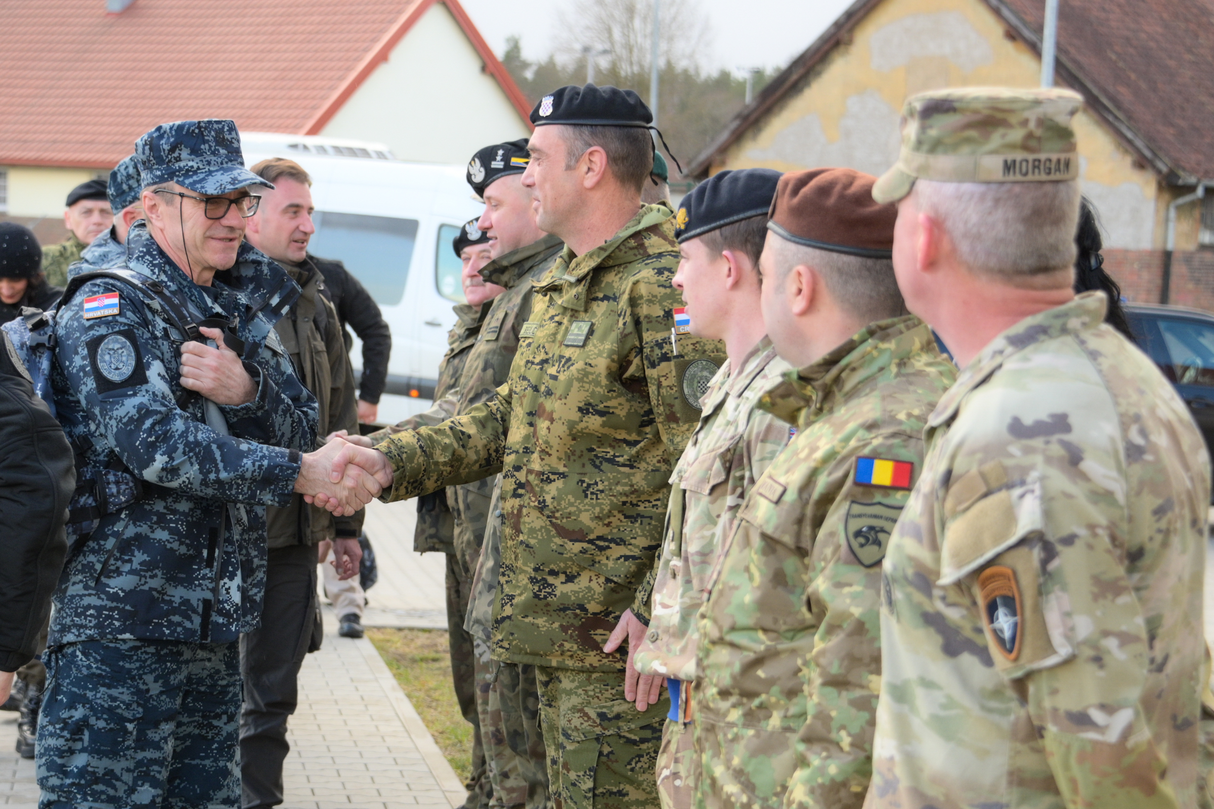 Ministar Anušić s hrvatskim vojnicima u Poljskoj: Hvala vam što se iz misija vraćate s vrhunskim ocjenama
