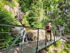 Bürcke und kleiner Wasserfall am Sentier des Roches