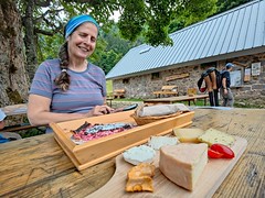 Brotzeit mit Käse und Tarte Myrtille in der Ferme Auberge du Frankenthal - Photo of Hessenheim