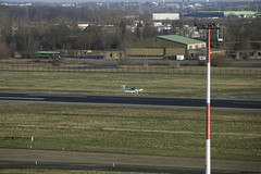 Petit avion qui atterit à l'aéroport de Strasbourg-Entzheim
