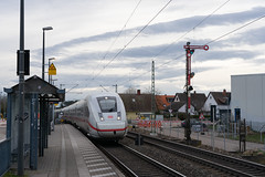 ICE 4 (Br 412) Fahrtrichtung Karlsruhe am Einfahrsignal von Durmersheim