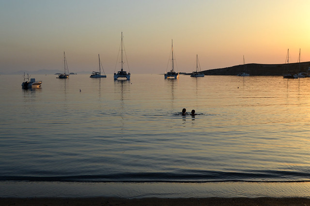 Il bagno al tramonto sulla spiaggia di Livadia, a Paroikia, sull'isola di Paros, Explore Mar 18, 2024 #394