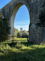 Une arche, encadre d-autres arches. - Photo of Saint-Christol