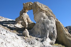 ARC DE TORTISSE (ARCO DI TORTISSE). Ubicato nelle vicinanze dei Lacs de Vens (Laghi di Vens), è un Arco naturale in roccia calcarea. Parc National du Mercantour, FRANCE / FRANCIA. EXPLORE 18-03-2024. - Photo of Saint-Étienne-de-Tinée
