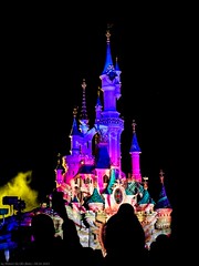 Disneyland Park - Fantasyland - Sleeping Beauty Castle - Magical Show (Illuminations, Video mapping, Drone light choreography and Fireworks) - Photo of Magny-le-Hongre