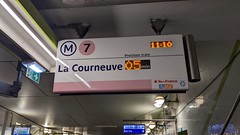 Live departure board for next train at Villejuif-Louis Aragon Metro Station in Paris, France - Photo of Champlan