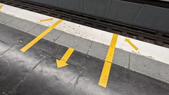 Arrows on platform for passenger entry and exit of trains at Villejuif-Louis Aragon Metro Station in Paris, France - Photo of Morangis