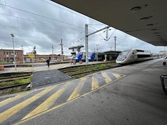 Dunkerque station - platforms with waiting trains - Photo of Coudekerque-Village