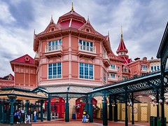 Disneyland Park - Fantasia Gardens - Disneyland Hôtel (and Entrance) - Photo of Pontcarré