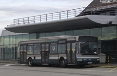 Irisbus Agora S Diesel €3 n°GY-062-FW (ex-873 - 416 AHS 67) de location de la CTS (avec livrée CTS verte) roulant en tant que navette parking interne à l'aéroport de Strasbourg-Entzheim pour amener les passagers à leur avion, en remplacement du Cobus 3000