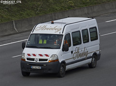 Renault Gruau Master II de 2004 n°040189 (BC-042-HD) de Striebig-Keolis avec livrée Autocars Striebig, servant de véhicule PMR avec gyrophares, affecté au dépôt de Molsheim, aperçu sur l'autouroute A35 en direction de Molsheim en février 2025